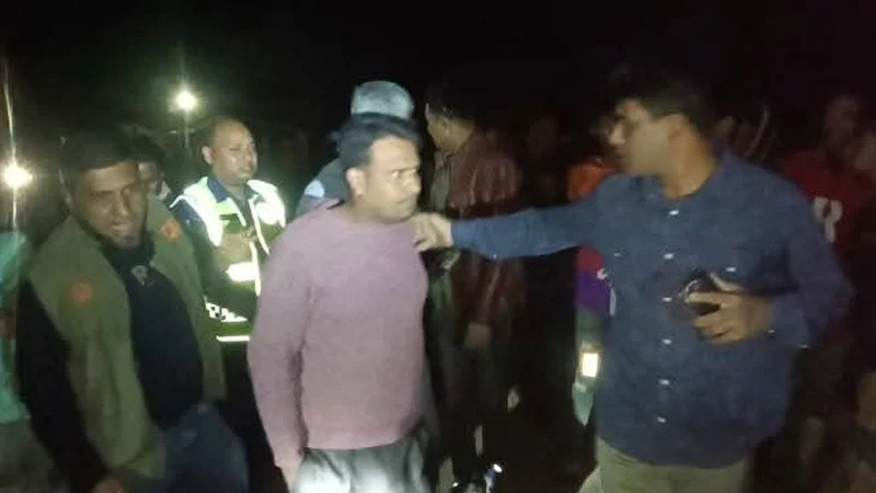 ছিনতাইয়ের অভিযোগে স্থানীয়দের হাতে আটক পুলিশ কর্মকর্তা